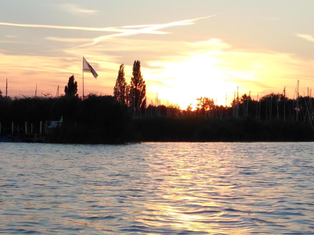 Pfahlbau Sunset I Toplage Elektroboot Inklusive Rust Eksteriør billede