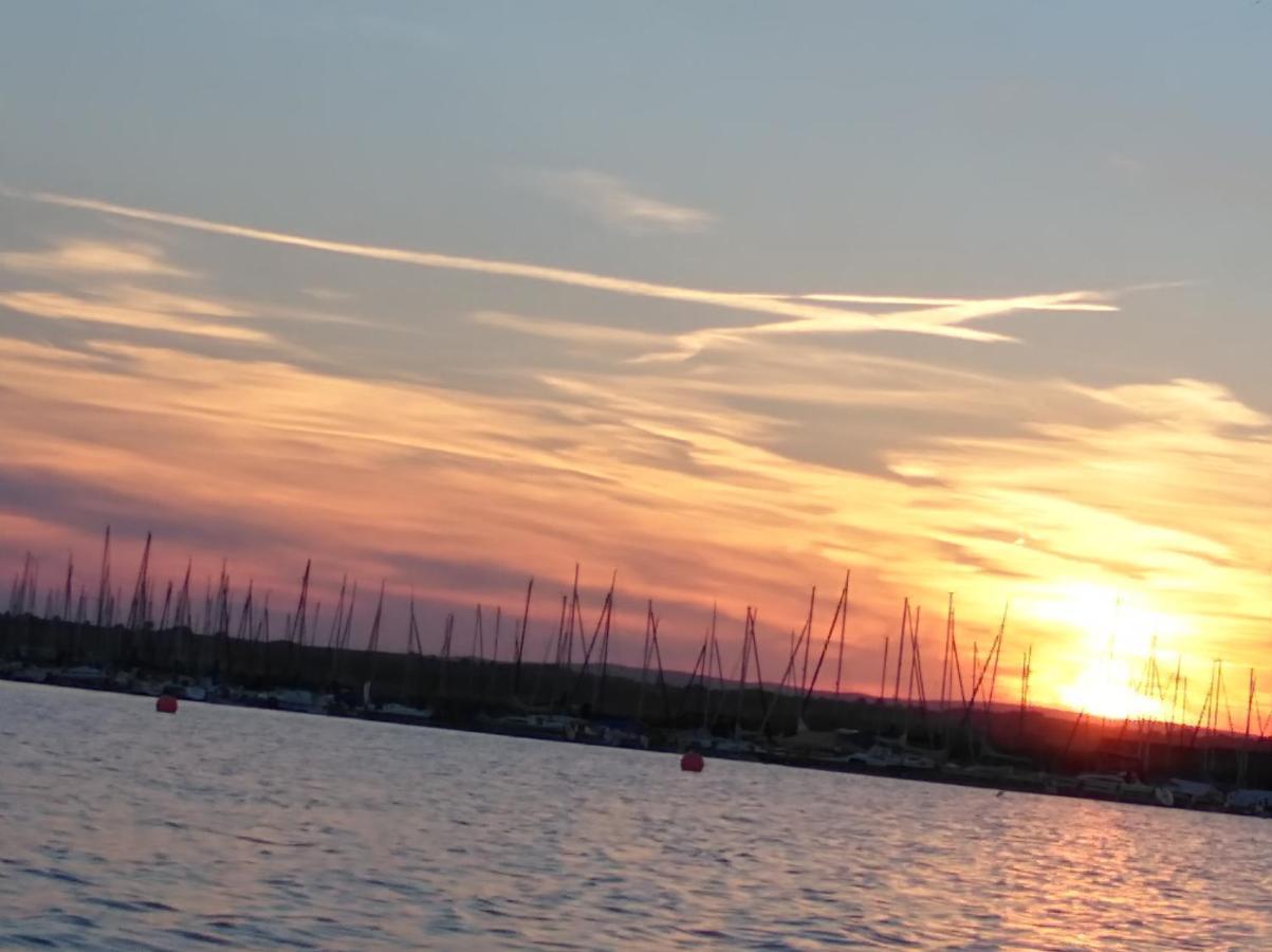 Pfahlbau Sunset I Toplage Elektroboot Inklusive Rust Eksteriør billede